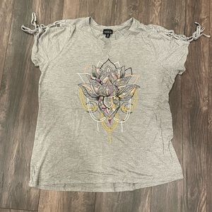 Light gray t-shirt with embroidered design
